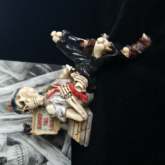 Shelf-Sitter Skeletons - Picture 11 of 12